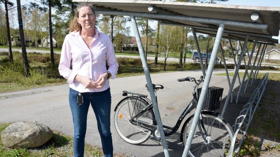 Kommunpolisen Lisa Koblanck påminner cyklister om att följa trafikreglerna.