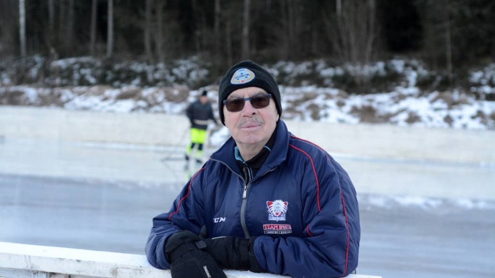 I närmare 20 år har Janne Gustafsson ansvarat för isbanan strax intill Tolvmannabacken i Kisa. Idag gör han det genom föreningen Attraktionskraft Kisa.
