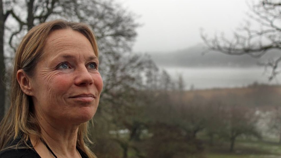 Karin Almlöf, grafisk designer, förläggare och konstnär, har målat sjön Striern i 20 år.