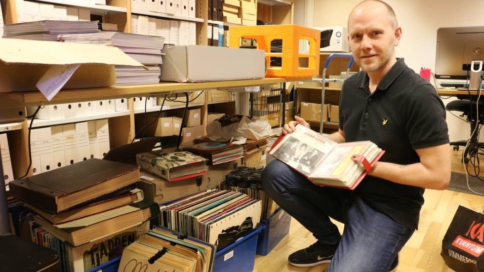 Arkivchefen Stefan Ölvebring visar donationerna som kommer att katalogiseras och införlivas med samlingarna.