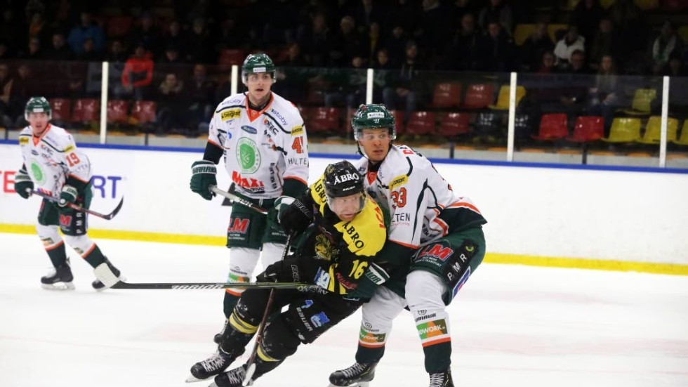 Kristianstads Christoffer Rasch tror på två raka segrar mot Vimmerby Hockey. Här försöker han stoppa VH:s Jakob Karlsson.