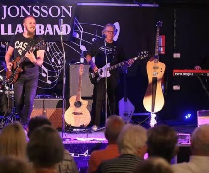 Andreas Jonsson och Peter Westrin med bandet The Pink Cadillac Band i en tidigare spelning i Södra Vi. Nu kommer de som duon The Poppers.