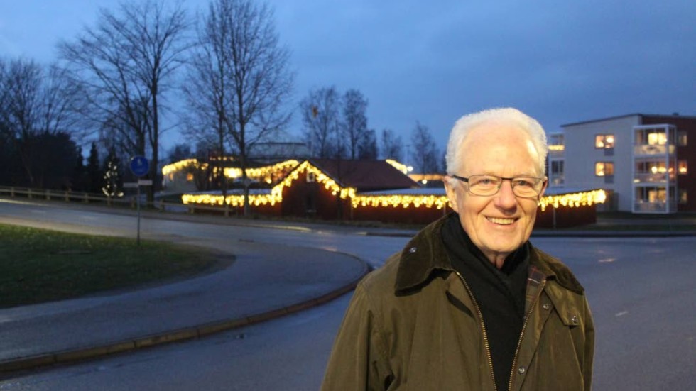 Kjell Holmström framför församlingsgårdens ljusslingor