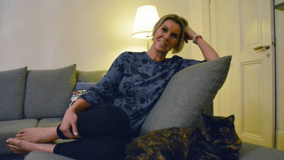 Anetthe Jacobsson trodde aldrig hon skulle trivas i en lägenhet, men nu bor hon ock hennes familj vid torget i Gamleby och trivs utmärkt.