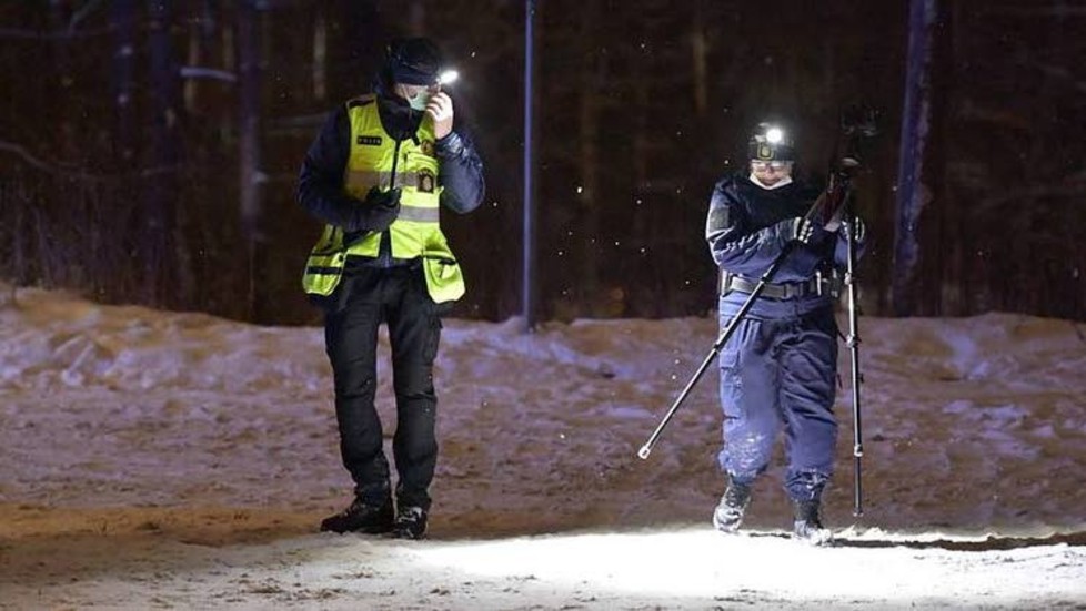 Polisens tekniker på mordplatsen i Jakobsberg i utanför Stockholm.