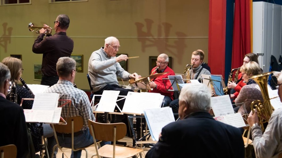 Efter tisdagens repetition med Gunnebo Musikkår avtackades Gunnar Andersson som dirigent. Taktpinnen har han hållit i 45 år.