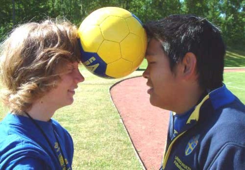 Koll på bollen och allt annat under fotbollsskolan har ledarna Emil Blixt och Fredrik Olsson.