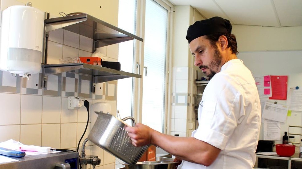 Emil Leberfinger var undersköterska innan han skolade om sig till kock 2010. Nu är han kökschef på Tornhagsskolan.