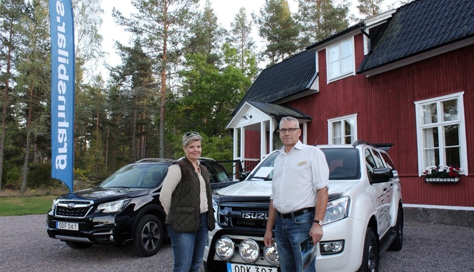 Anna Svensson Johansson och Björn Svensson från Grahns bilar fanns på plats och kunde svara på frågor om bilarna. Foto: Theodor Nordenskjöld