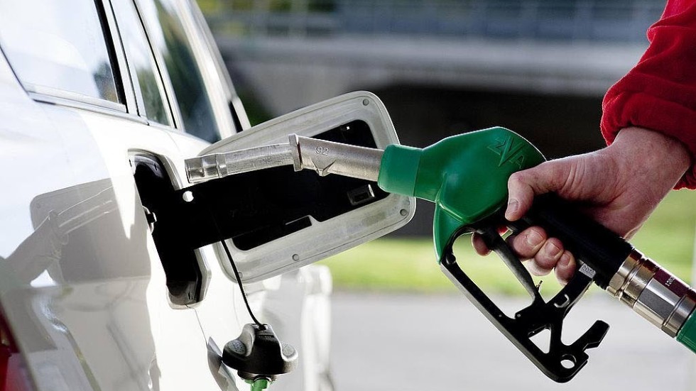 Dyra droppar. Av priset på en tank bensin går två tredjedelar till staten.
