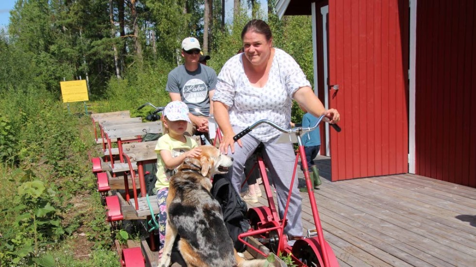 Alessa Dolder, Tanja Kewitz och hunden Mika kommer från Tyskland och passade på att ta en tur på dressinen.