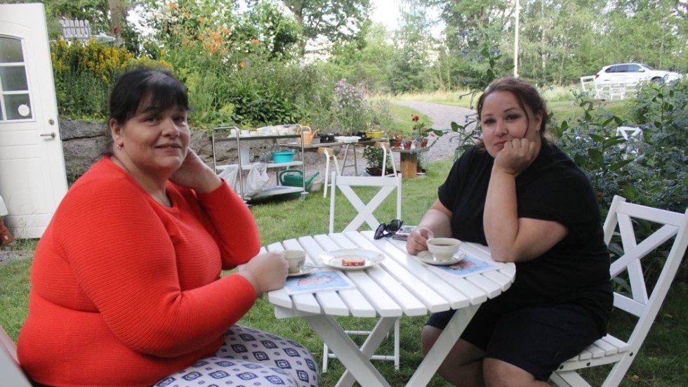 Helen Axelsson och Jenny Eriksson har slagit sig ner i trädgården, för en stunds avkoppling tillsammans.