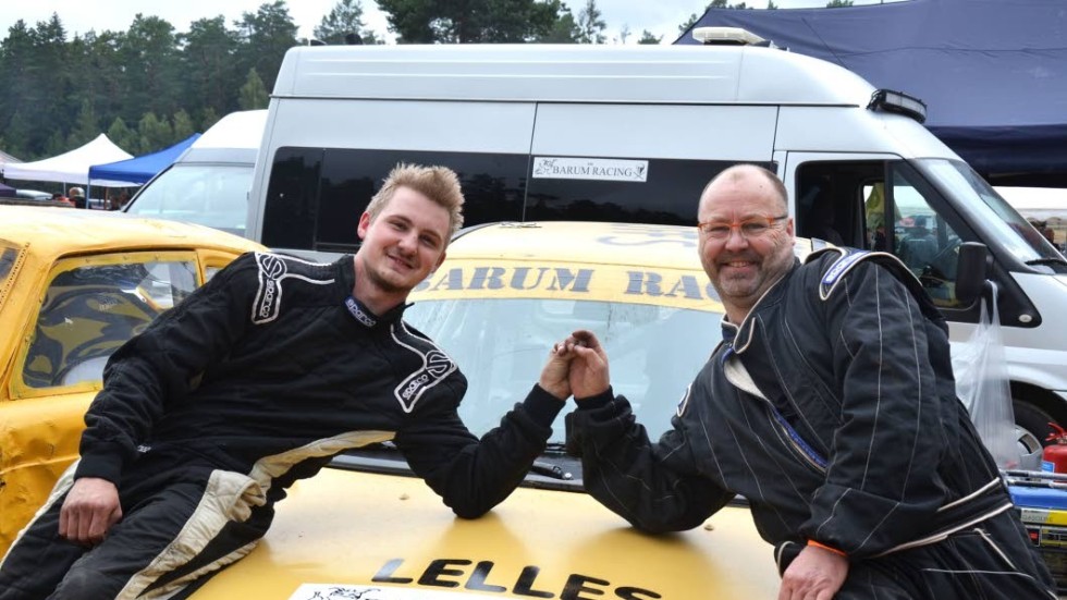 Rasmus (till vänster) och Johan Fogenberg kör samma bil, men i olika klasser under semesterracet.