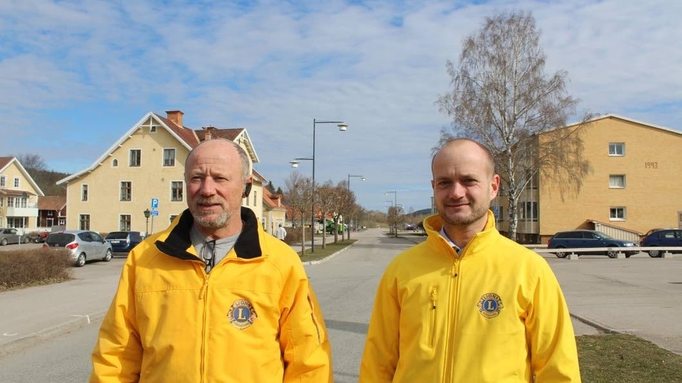 Peder Kindén och Björn Wahlroth välkomnar hundra knallar till Kise marknad