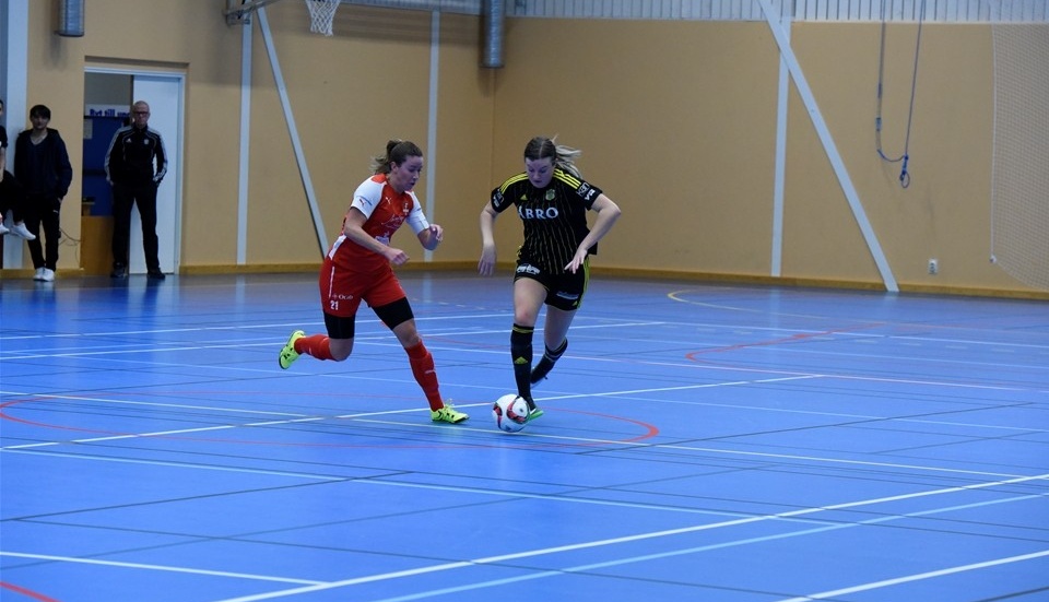 Camilla Näslunds Färjestaden slog ut Nathalie Johanssons Vimmerby med 2-1.