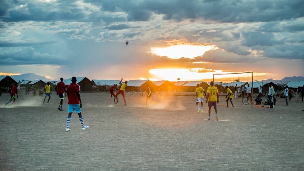 I flyktinglägret Kakuma i Kenya har fotbollen en stor och viktig roll, med ligor både för herr- och damlag.