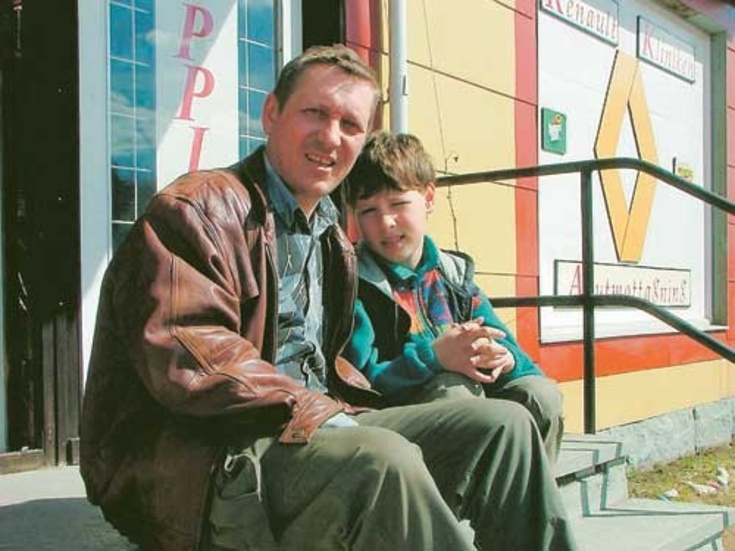 Viktor Zhuk i Bruzaholm tvingades i sitt yrke som officer att arbeta i Tjernobyl efter olyckan för 20 år sedan. I nio månader utsattes han för höga strålningsdoser. Här tillsammans med sonen Mikael. Han är bara tio år men har ändå fått sviter efter den strålning pappa utsattes för. Foto: Ivonne Svahn