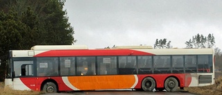 Buss körde fel - blockerade vägen