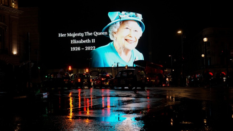 Elizabeth II var den monark som suttit längst av alla på den brittiska tronen. Med hennes bortgång går också den brittiska efterkrigstiden till historien.