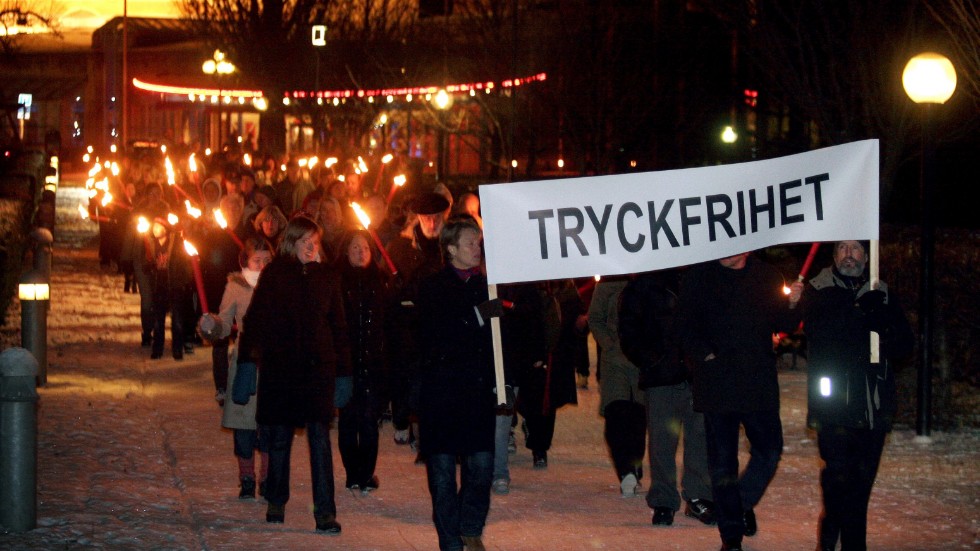 Tryckfrihet och kulturell frihet är under attack även i flera fria länder. Försvaret av det fria ordet är ett av de viktigaste medlen för frihetens bevarande. Bild från manifestation i Linköping, mot våld och nazism.