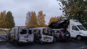 Fyra bilar stod i lågor i Boden – polisen ska utreda om branden var anlagd