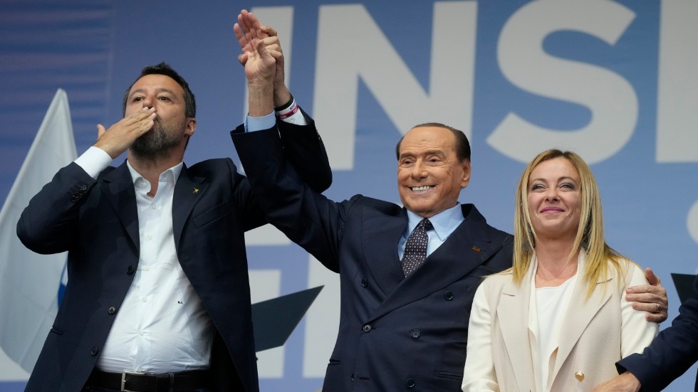 Legas Matteo Salvini (längst till vänster) därpå Forza Italias Silvio Berlusconi, och sedan Italiens bröders Giorgia Meloni vid ett valmöte tidigare i veckan.