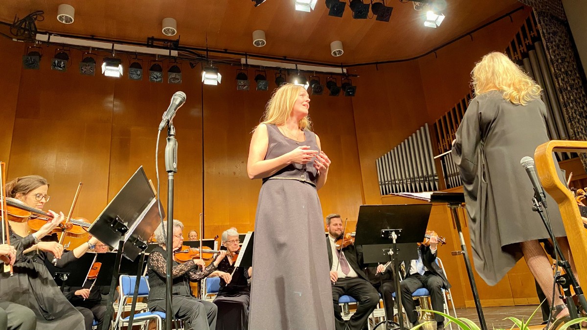 Livat i holken när Elin Rombo gästade Katrineholms Symfoniorkester