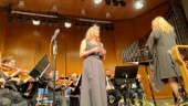 Livat i holken när Elin Rombo gästade  Katrineholms Symfoniorkester – hyllade Povel Ramel