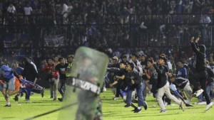 Nära 130 döda efter fotbollsmatch i Indonesien