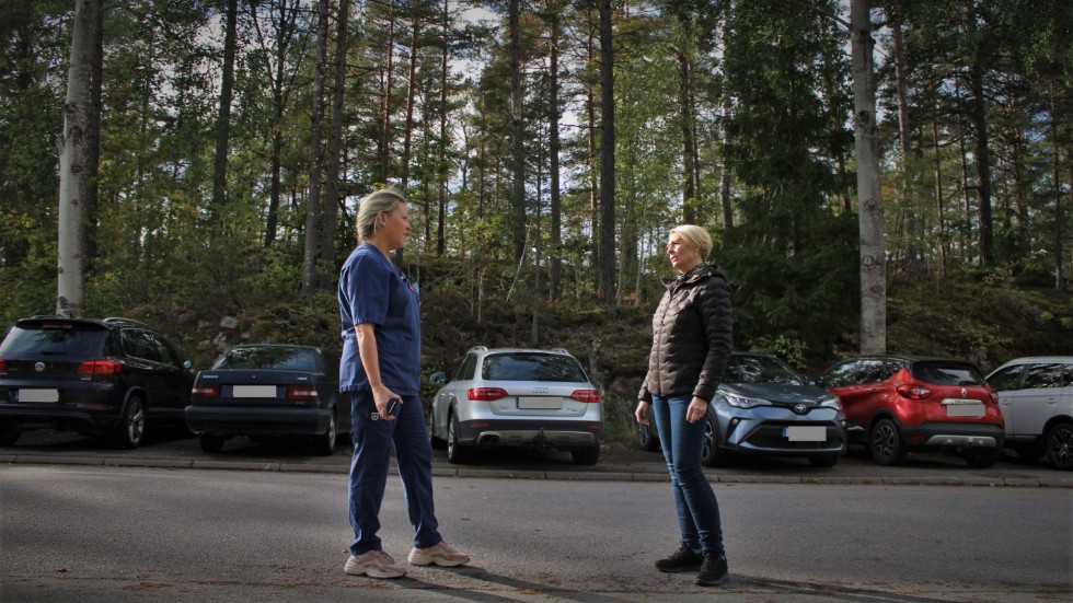 Cecilia Borg och Susanne Carlsson arbetar båda två på Bergdala äldreboende. De är besvikna över rådande parkeringssituation.