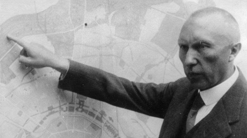 Konrad Adenauer, här som borgmästare i Köln, där han avsattes då nazisterna etablerade sin diktatur. Efter befrielsen byggde han upp tysk kristdemokrati, där regeringssamverkan med ett parti som SD skulle ha setts som otänkbar.  
