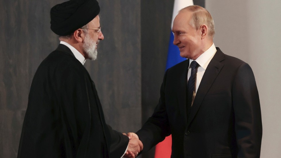 Irans president Ebrahim Raisi och Rysslands president Vladimir Putin i Samarkand, Uzbekistan.