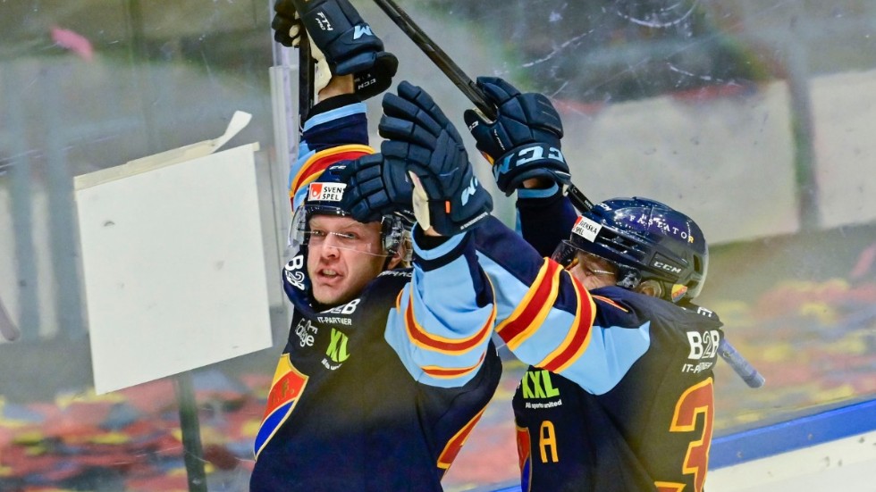 Olle Liss, till vänster, jublar efter sitt andra mål i 5–3-seger över Västerås i hockeyallsvenskan.