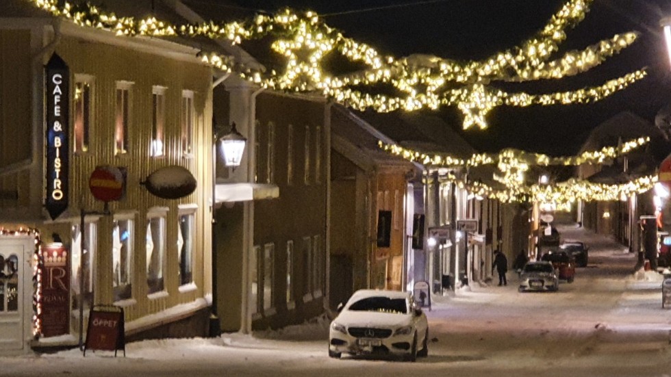 Julstämning med ljusgirlanger i gammal stil över Storgatan i Vimmerby i december 2021. I år är risken att det inte blir nån julbelysning alls.