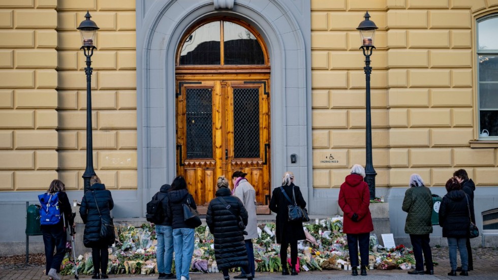 Malmö i mars 2022: En strid ström av sörjande passerar förbi de blommor, ljus och hälsningar som placerats trappan vid huvudingången utanför Latinskolan. Arkivbild.