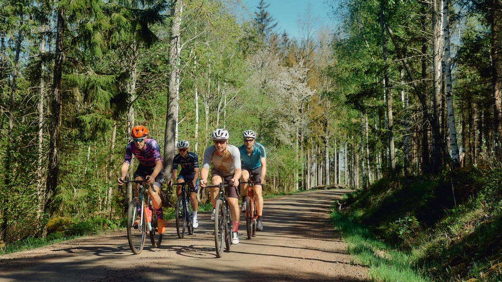 "Gravel" är en form av cykling som sker på grusvägar. Cykelformen växer sig allt mer populär i Europa, Sverige inkluderat.