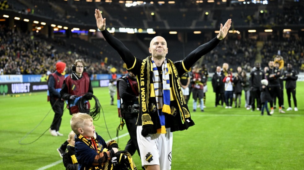 Per Karlsson hyllades av publiken efter att ha gjort sin sista match i AIK.