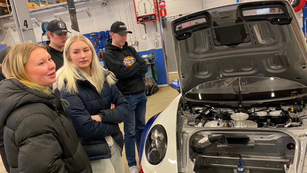 Alice Karlsson och Lina Adin gillar bilar och ska jobba med bilar så snart de är klara med fordonsprogrammet i Vimmerby. Porschen Micke Kågereds racingteam visade, gav dem bara mer inspiration.