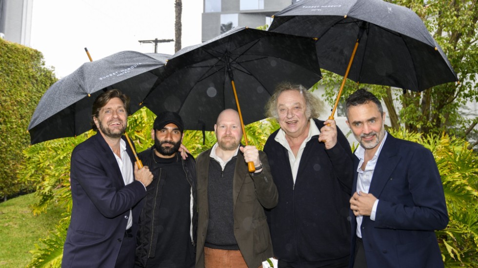 Regissören Ruben Östlund med gänget från "Triangle of sadness", skådespelarna Arvin Kananian, Henrik Dorsin och Zlatko Buric, tillsammans med producenten Erik Hemmendorff.