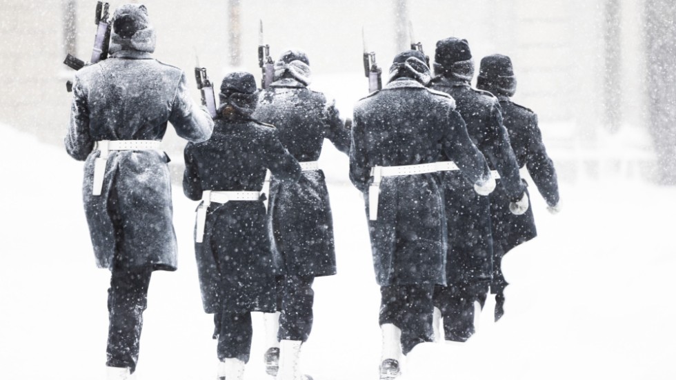Högvaktssoldater i snön vid kungliga slottet. Onsdagens kraftiga snöoväder slog hårt mot Stockholmsområdet.