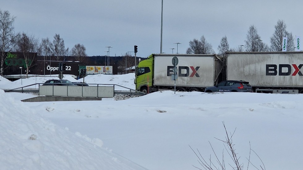 The truck is stationary on the E4 adjacent to Stora Coop Sörböle