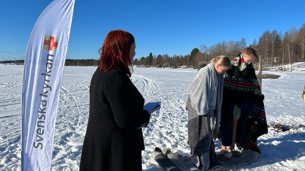 Selina och Gabriel döptes i Falkträsket – mitt i vintern