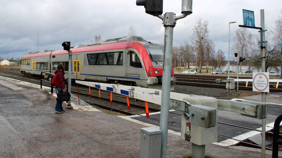 Vid plattformsövergången på Hultsfreds station har det varit en rad tillbud där personer har tagit sig under de nedfällda bommarna när tåg varit på väg in.