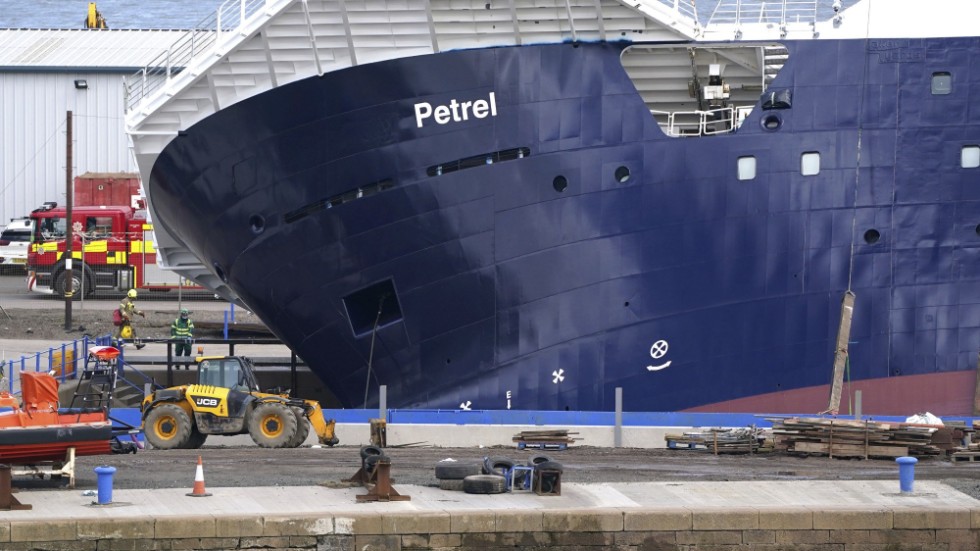 Räddningstjänsten anländer till varvet Imperial Dock i Skottland.