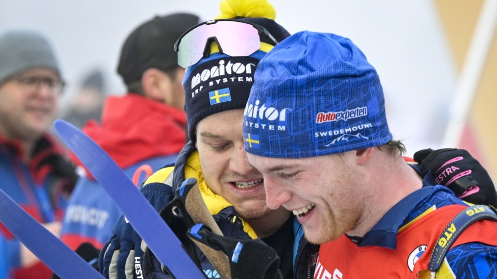 Sveriges Sebastian Samuelsson kramas om av tränaren Johannes Lukas efter att ha tagit brons i herrarnas jaktstart, 12,5 km, i skidskytte-VM i tyska Oberhof.