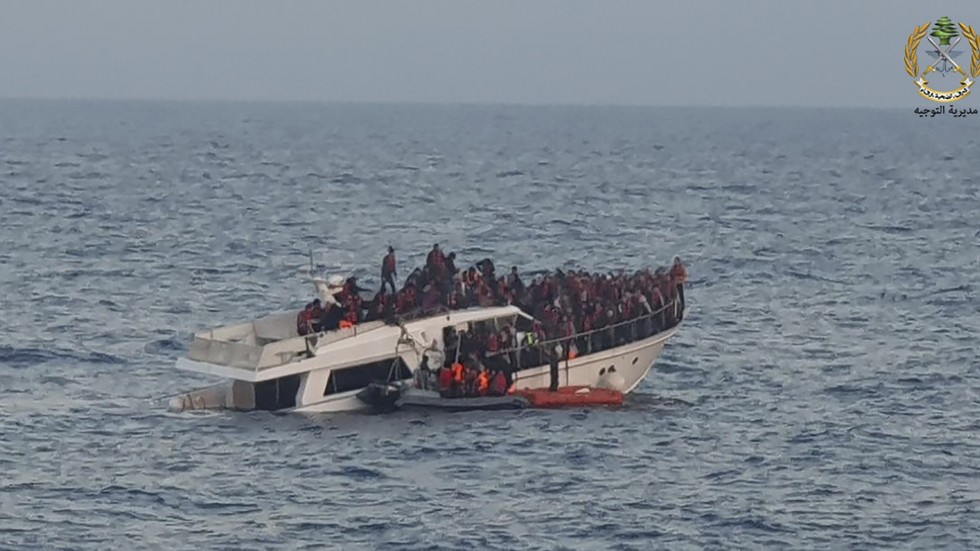 Migranter har plockats upp av libanesisk militär i Medelhavet efter det att båten de färdats i sjunkit. Arkivbild från december 2022.