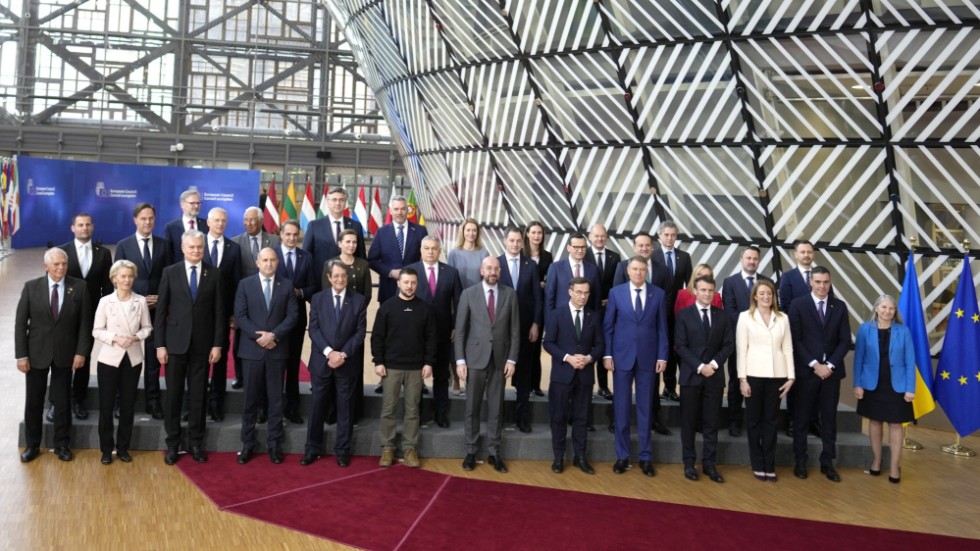 EU-ländernas stats- och regeringschefer på gruppfoto med Ukrainas president Volodymyr Zelenskyj.
