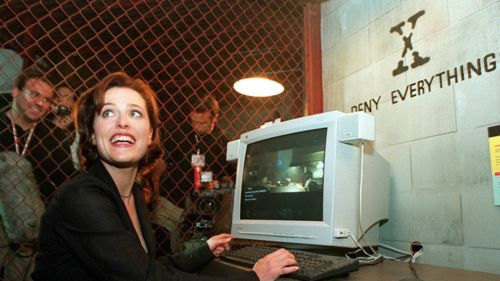 "Arkiv X"-skådespelaren Gillian Anderson spelar dataspel 1998. Arkivbild.