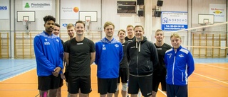 Vingåkers volleyboll-elit stödjer mustaschkampen: "Dels är det en bra grej, sen blir det ju också lite tävling"