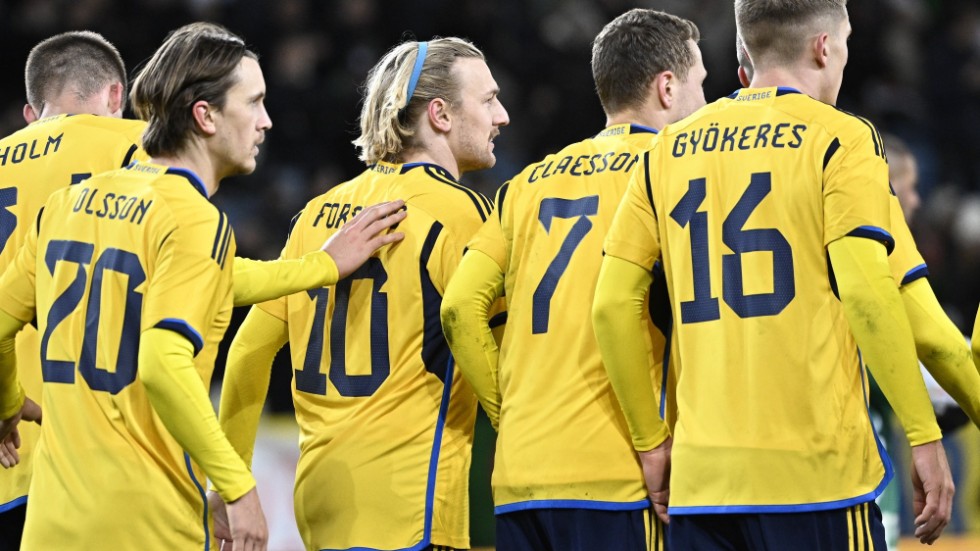 De svenska spelarna jublar efter Emil Forsbergs 1–0-mål.